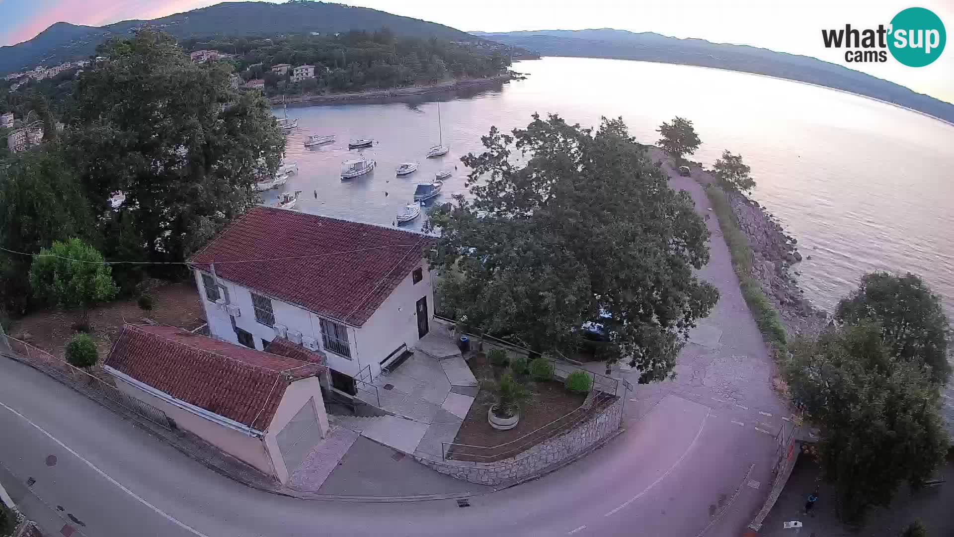 Spletna kamera pristanišče Ika – Pogled v živo na pristanišče in luči Opatije