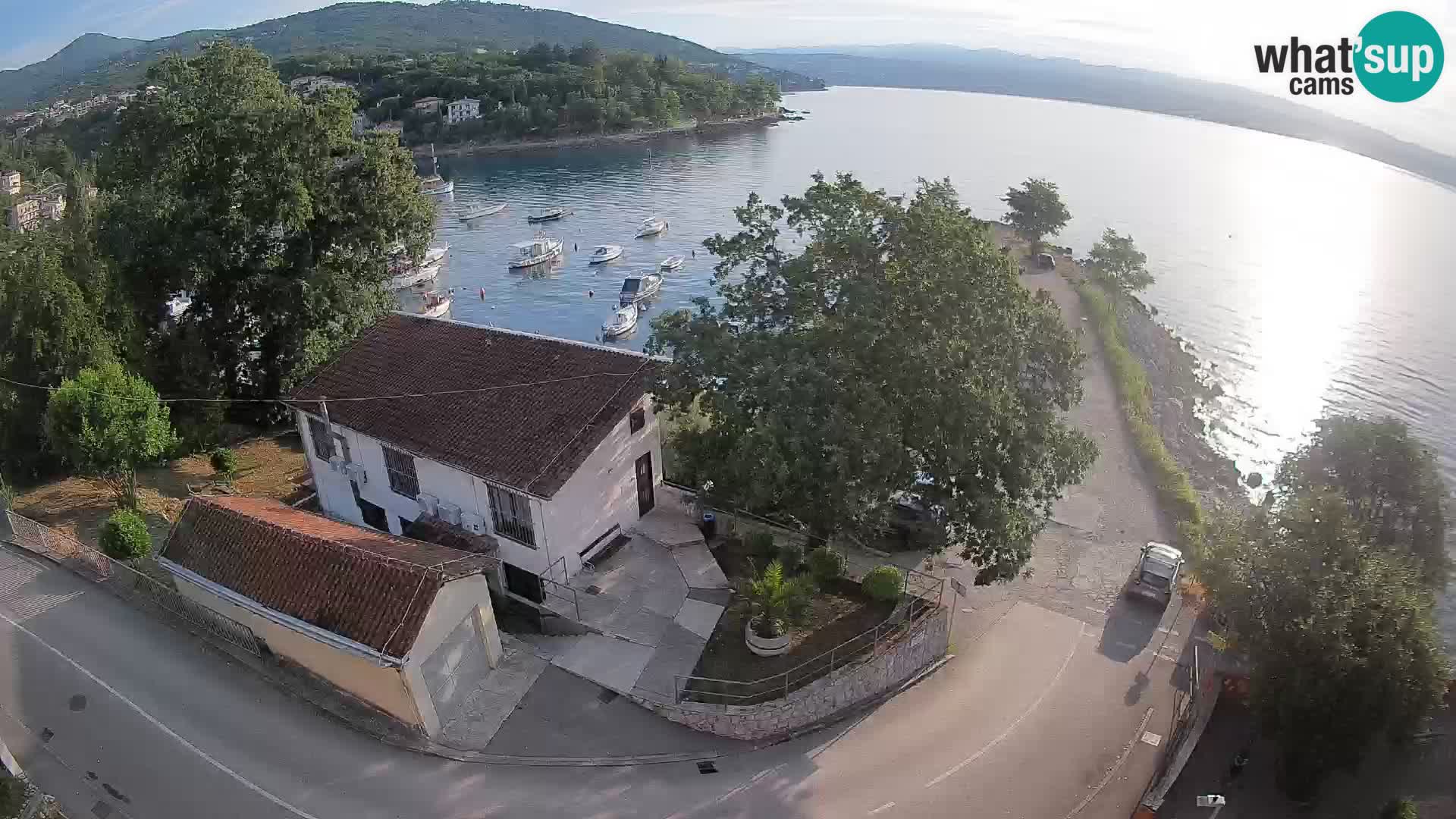 Spletna kamera pristanišče Ika – Pogled v živo na pristanišče in luči Opatije