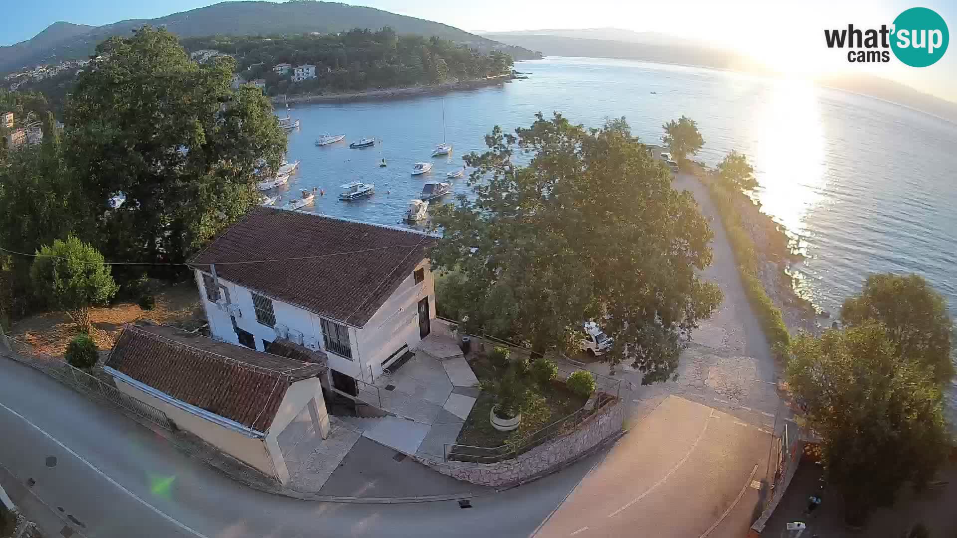 Web kamera luka Ika – Pogled uživo na luku i svjetla Opatije