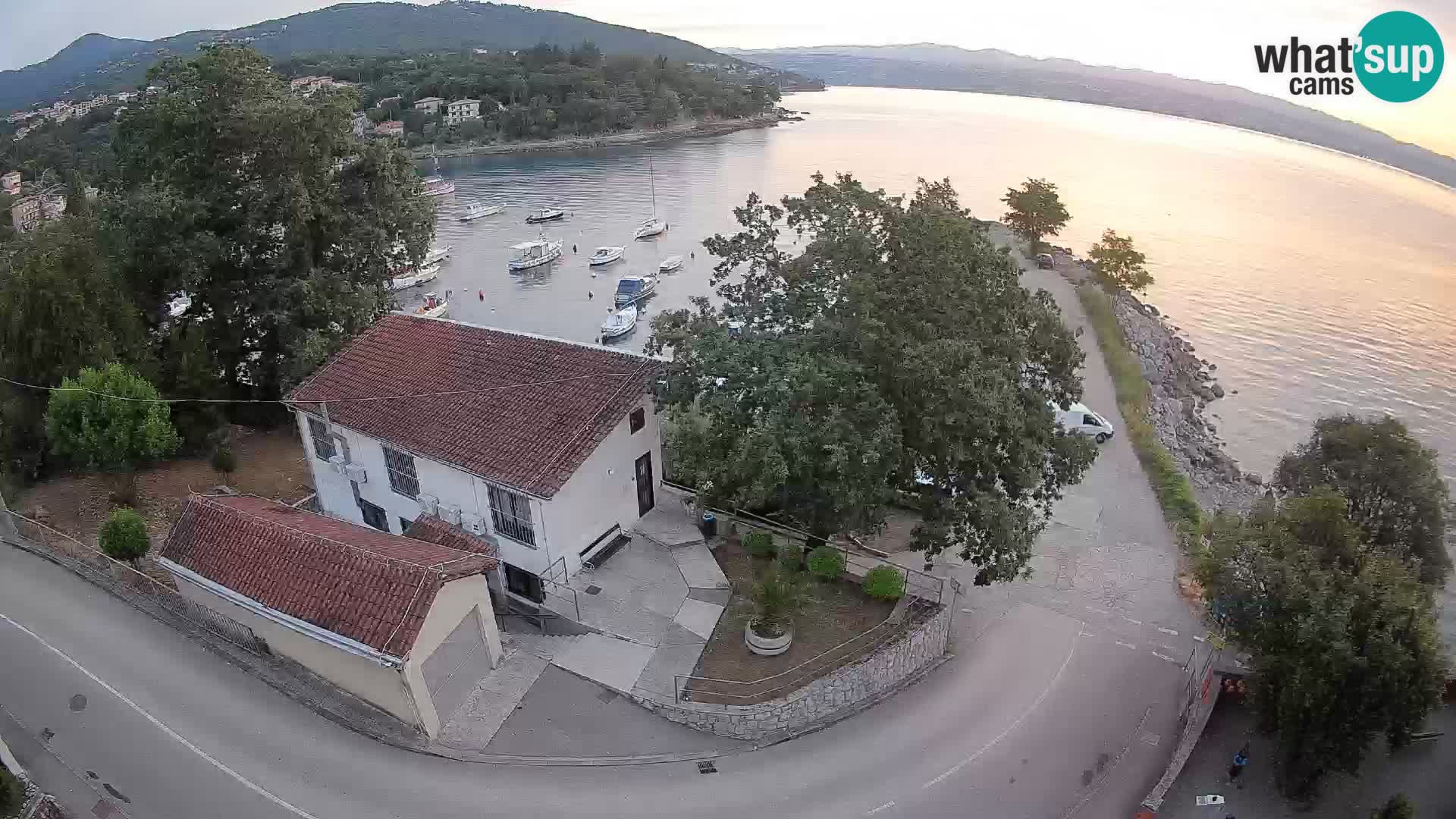 Web kamera luka Ika – Pogled uživo na luku i svjetla Opatije