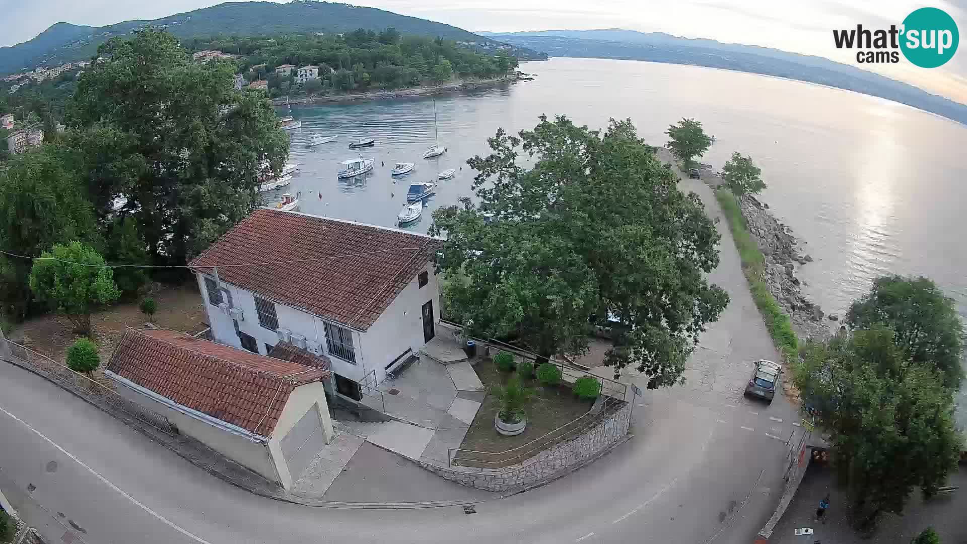 Spletna kamera pristanišče Ika – Pogled v živo na pristanišče in luči Opatije