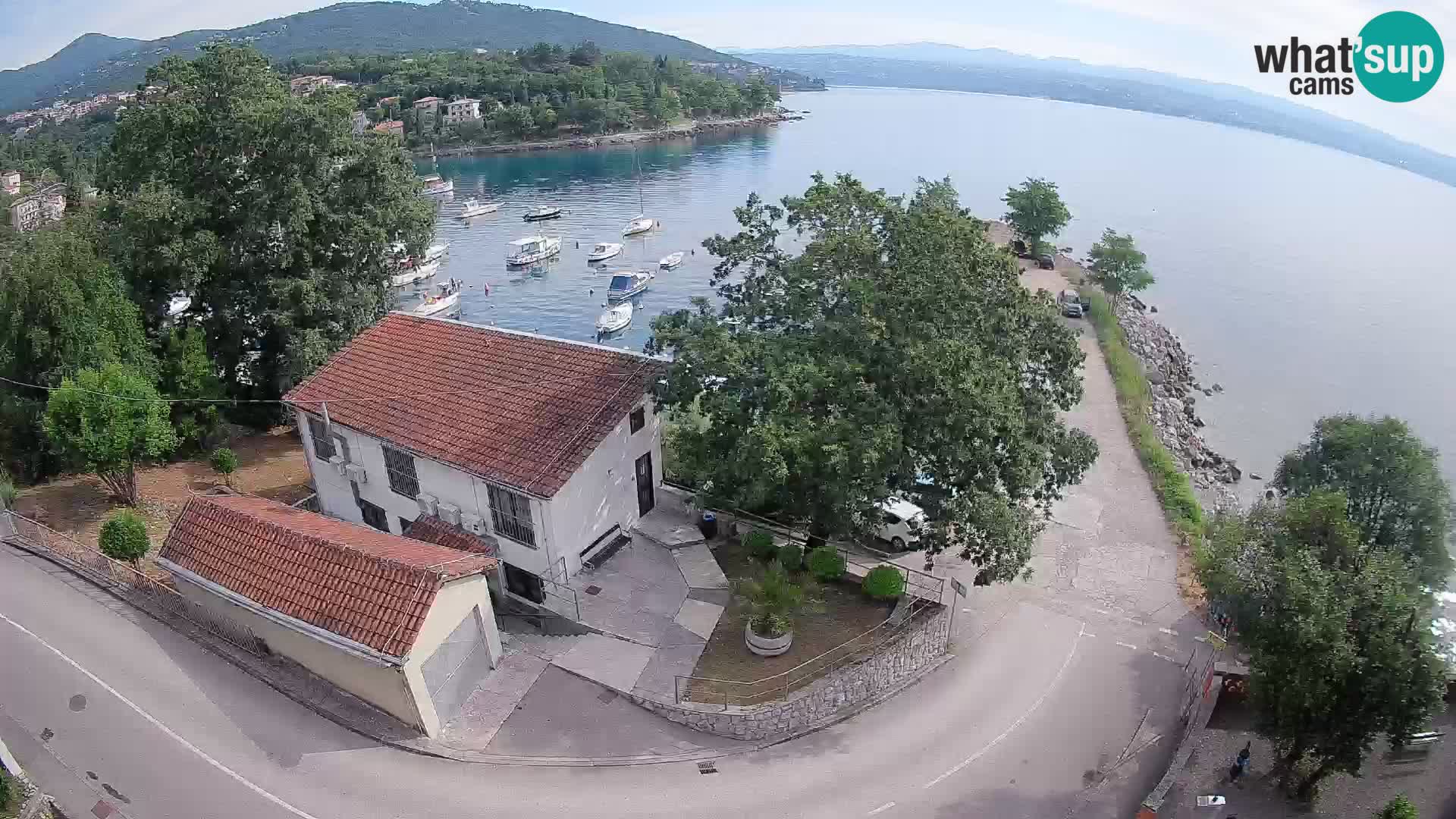 Spletna kamera pristanišče Ika – Pogled v živo na pristanišče in luči Opatije