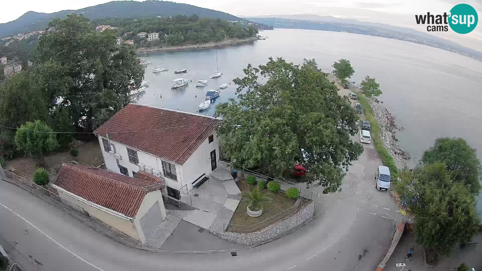 Spletna kamera pristanišče Ika – Pogled v živo na pristanišče in luči Opatije