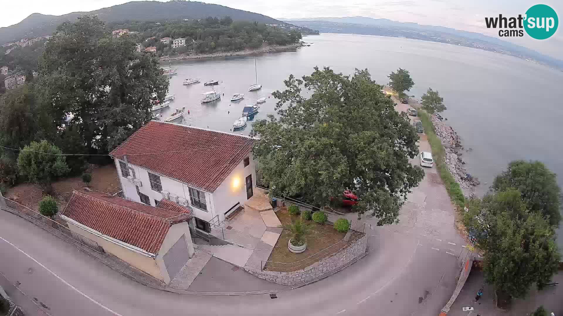 Web kamera luka Ika – Pogled uživo na luku i svjetla Opatije