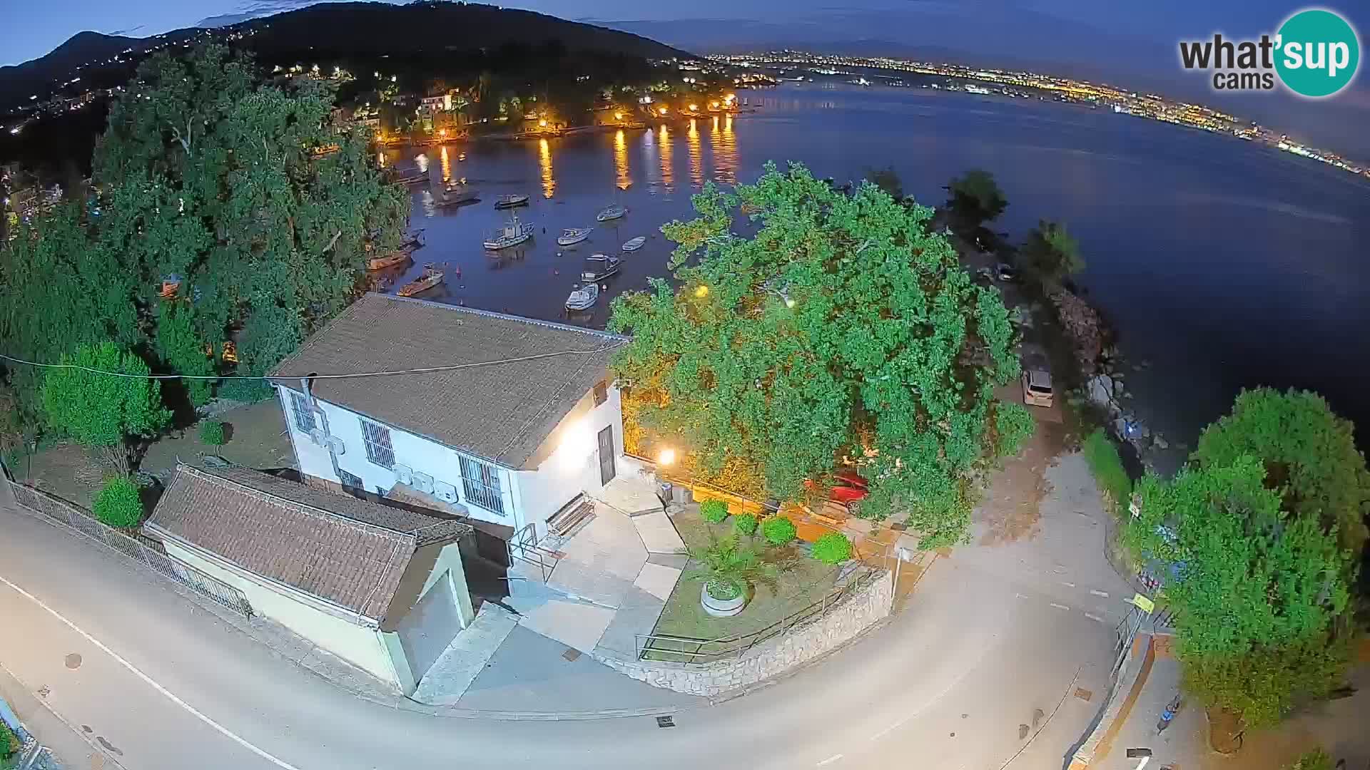 Spletna kamera pristanišče Ika – Pogled v živo na pristanišče in luči Opatije