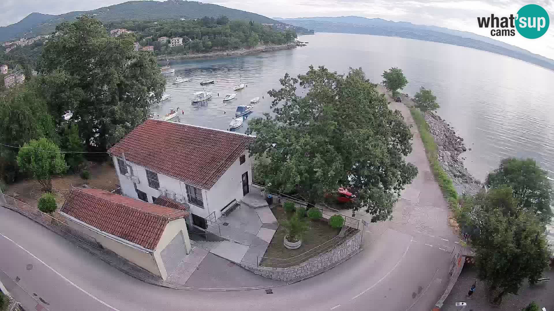 Spletna kamera pristanišče Ika – Pogled v živo na pristanišče in luči Opatije