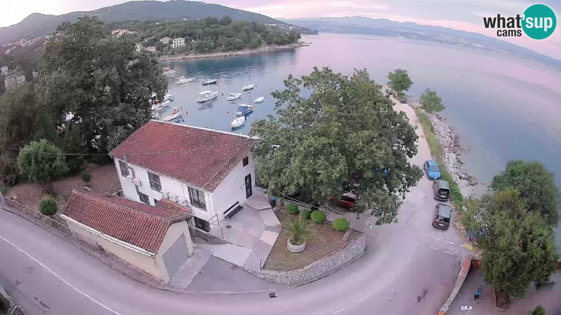 Spletna kamera pristanišče Ika – Pogled v živo na pristanišče in luči Opatije
