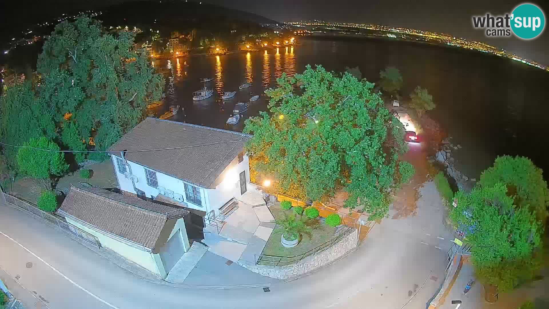 Spletna kamera pristanišče Ika – Pogled v živo na pristanišče in luči Opatije
