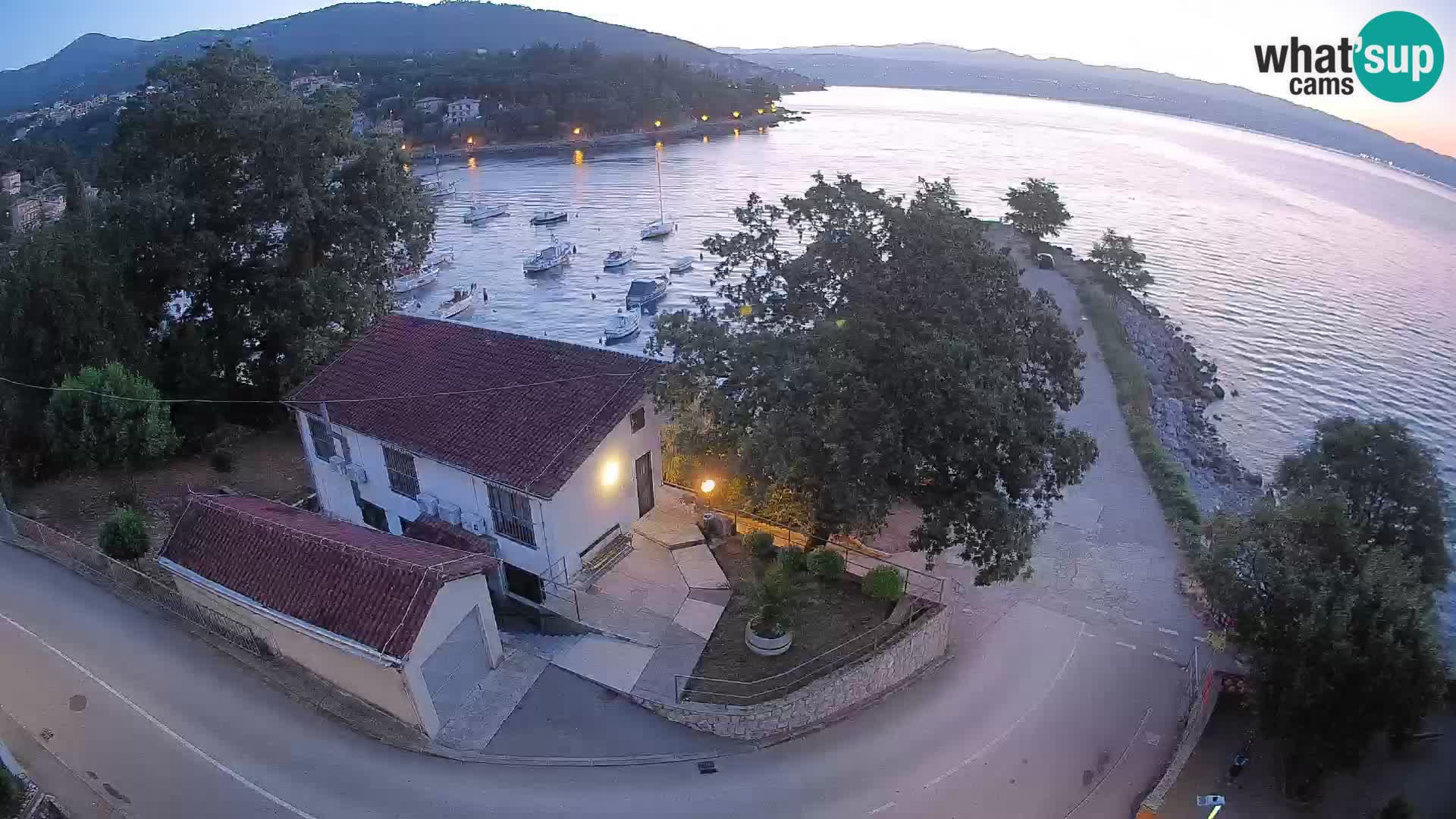 Web kamera luka Ika – Pogled uživo na luku i svjetla Opatije