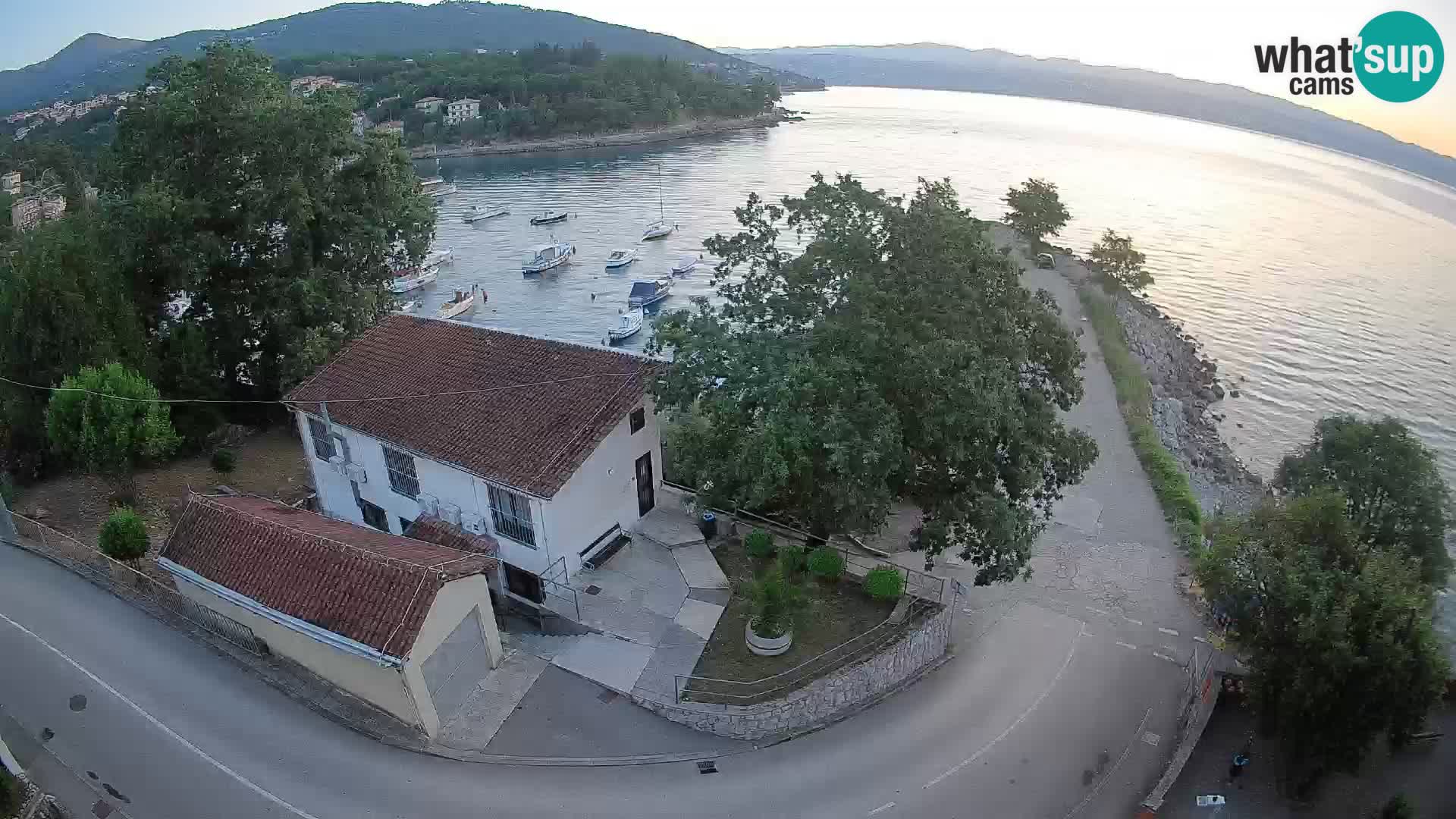 Web kamera luka Ika – Pogled uživo na luku i svjetla Opatije