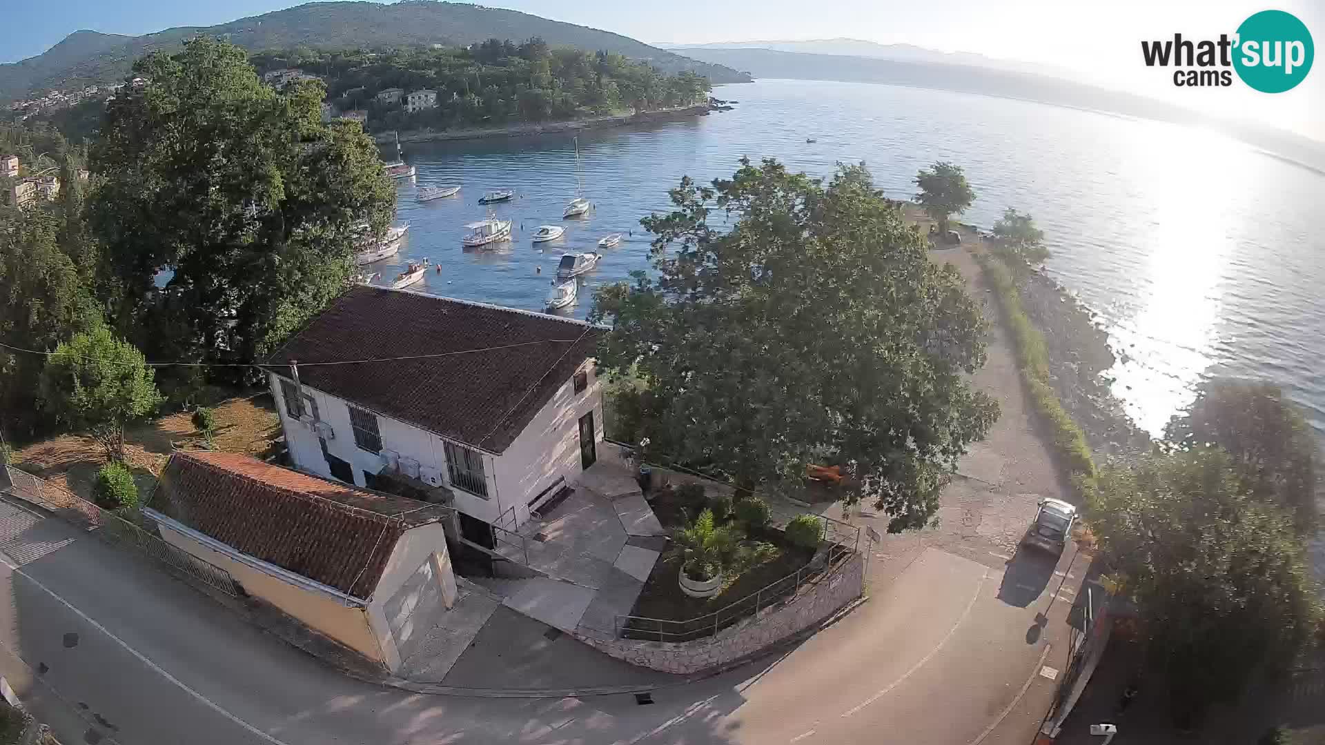 Spletna kamera pristanišče Ika – Pogled v živo na pristanišče in luči Opatije
