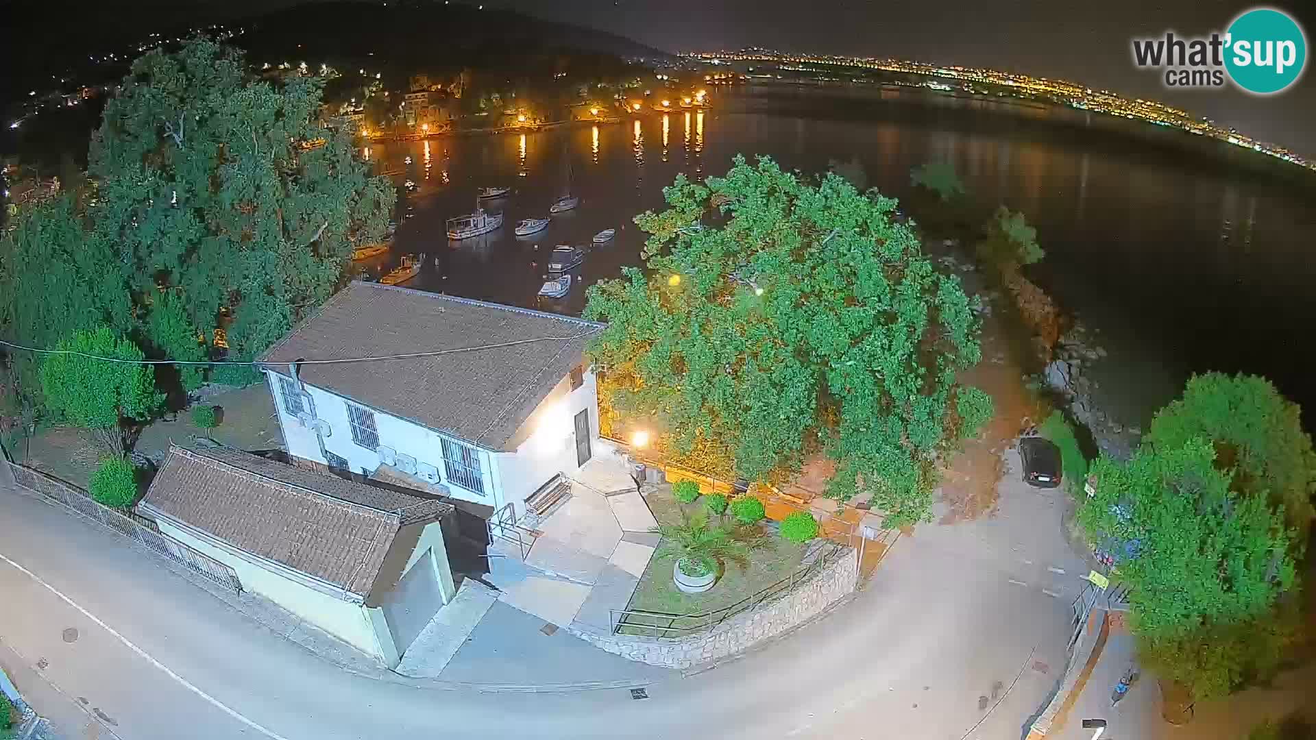 Spletna kamera pristanišče Ika – Pogled v živo na pristanišče in luči Opatije