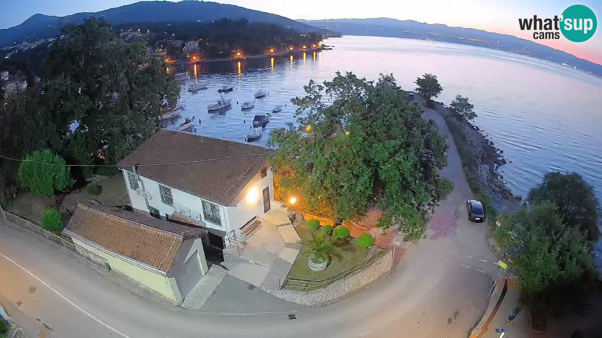Spletna kamera pristanišče Ika – Pogled v živo na pristanišče in luči Opatije