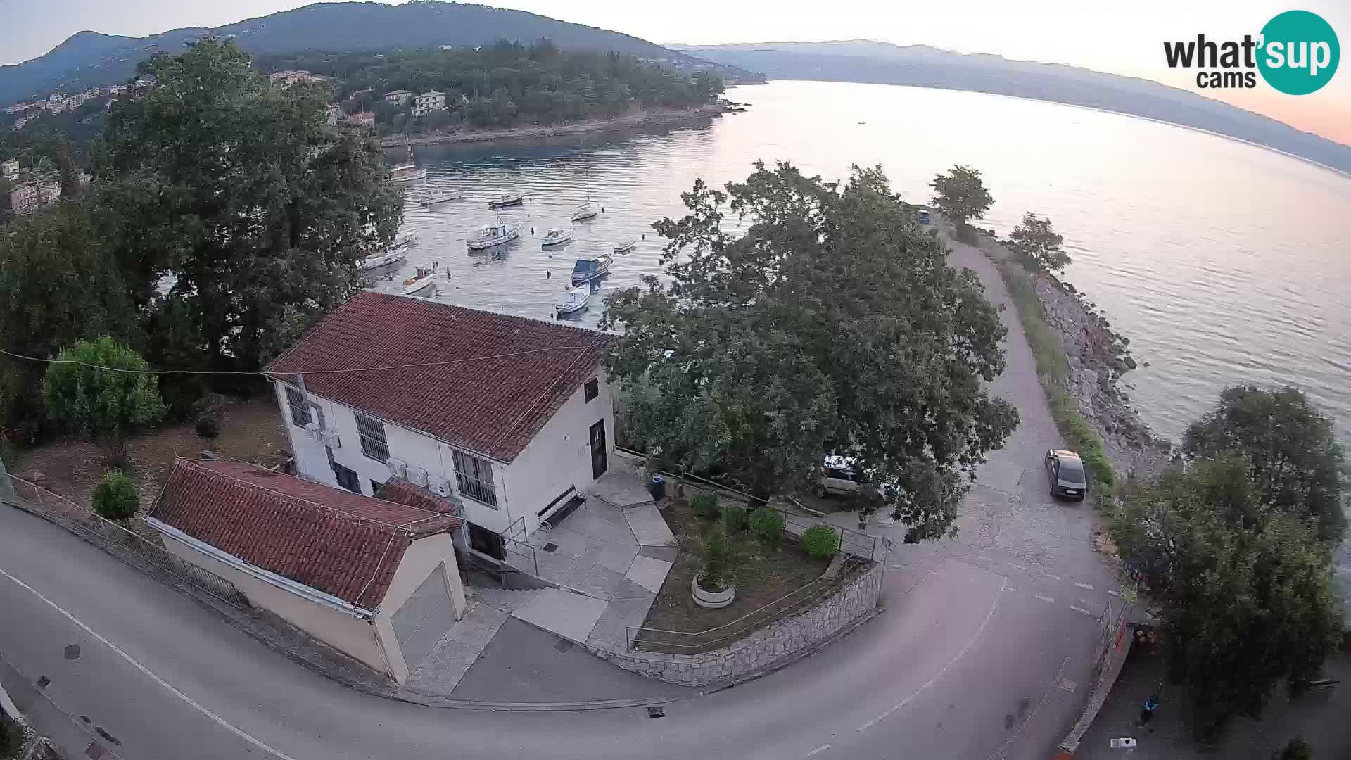 Spletna kamera pristanišče Ika – Pogled v živo na pristanišče in luči Opatije