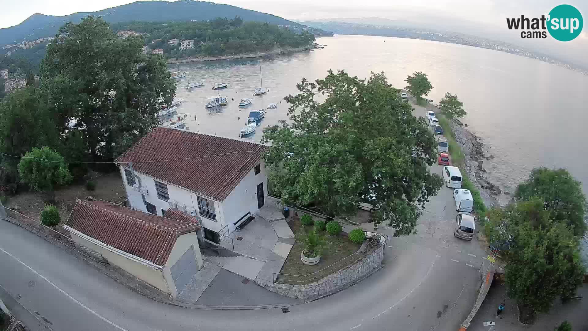 Spletna kamera pristanišče Ika – Pogled v živo na pristanišče in luči Opatije