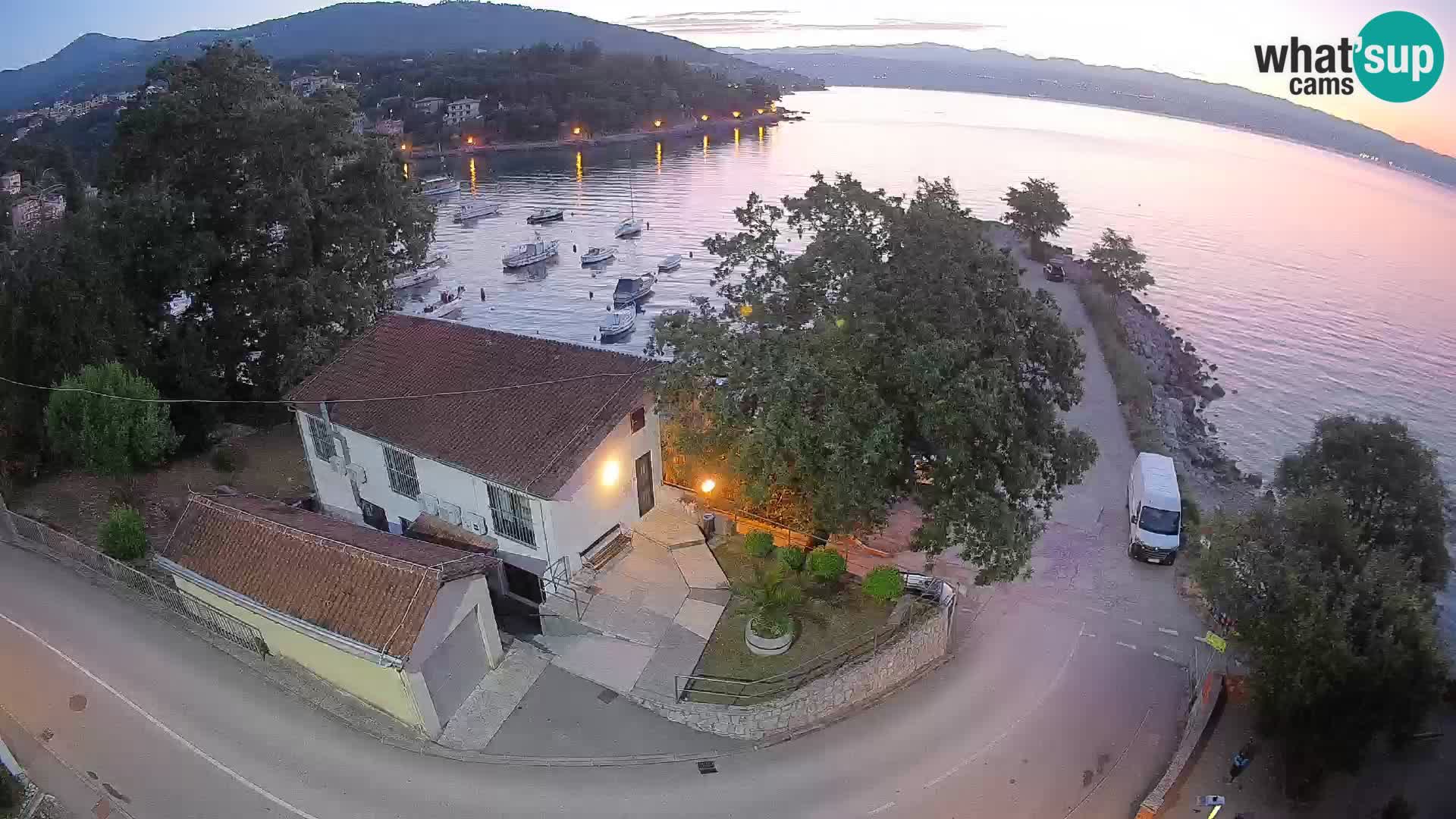 Web kamera luka Ika – Pogled uživo na luku i svjetla Opatije