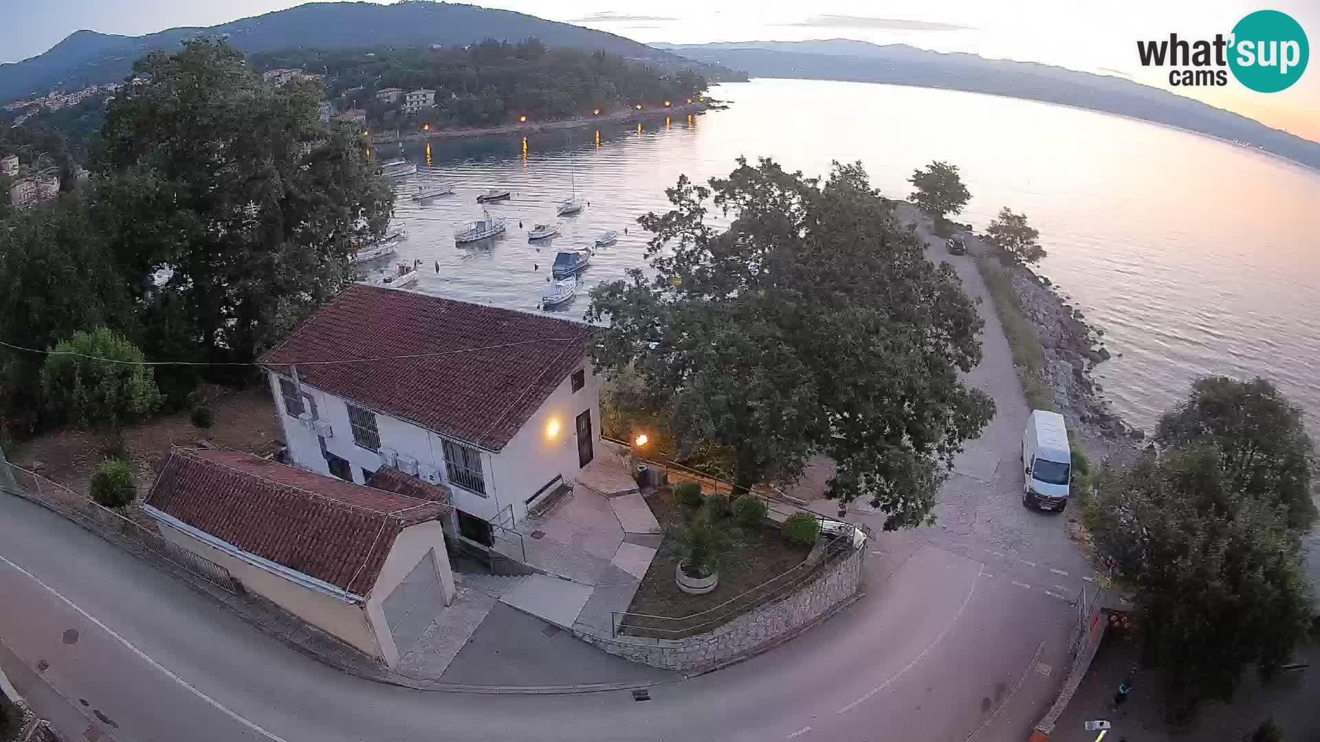 Web kamera luka Ika – Pogled uživo na luku i svjetla Opatije