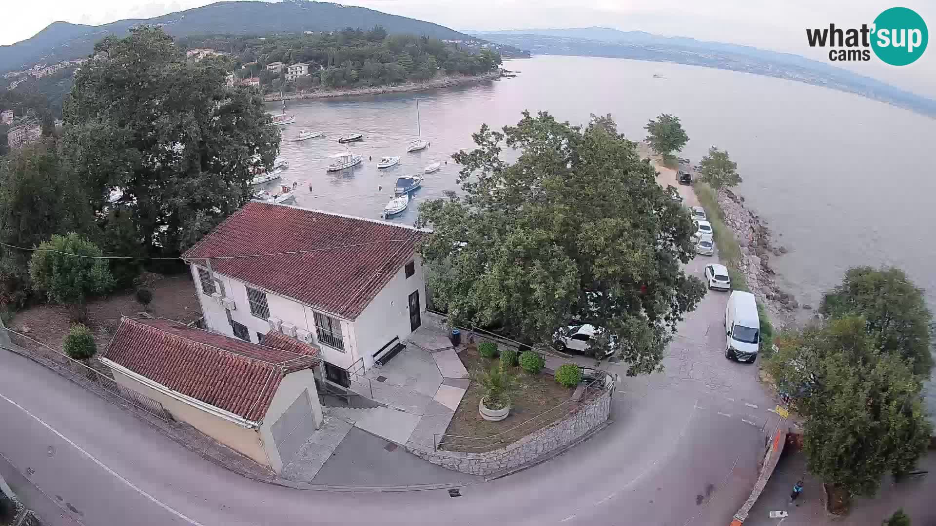 Spletna kamera pristanišče Ika – Pogled v živo na pristanišče in luči Opatije