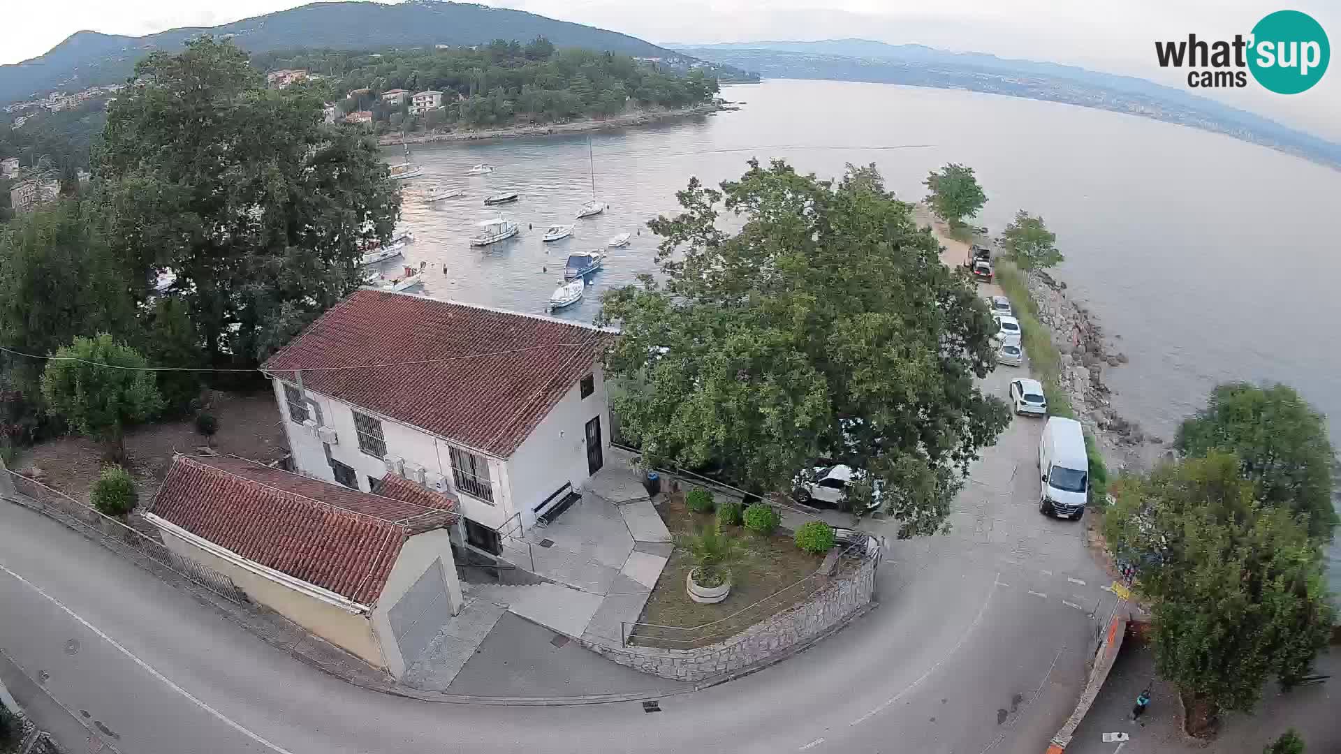 Spletna kamera pristanišče Ika – Pogled v živo na pristanišče in luči Opatije