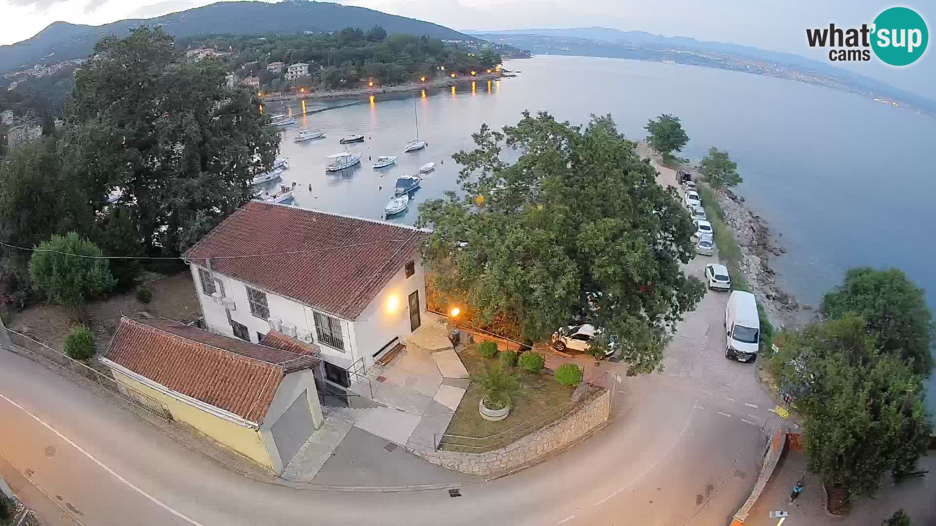 Web kamera luka Ika – Pogled uživo na luku i svjetla Opatije