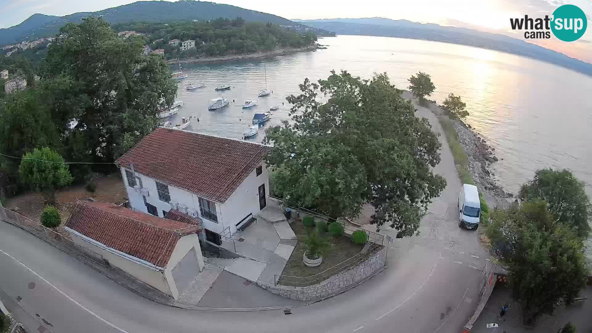 Spletna kamera pristanišče Ika – Pogled v živo na pristanišče in luči Opatije