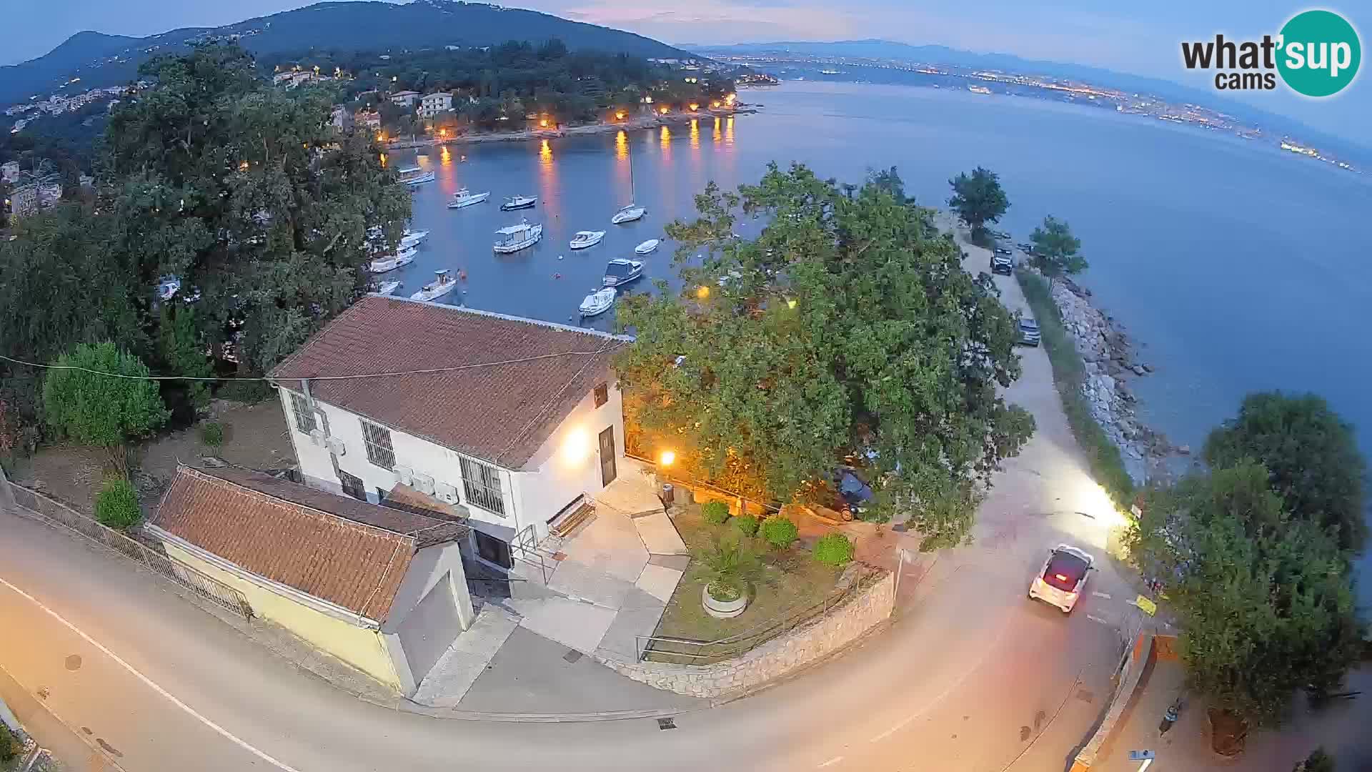 Spletna kamera pristanišče Ika – Pogled v živo na pristanišče in luči Opatije