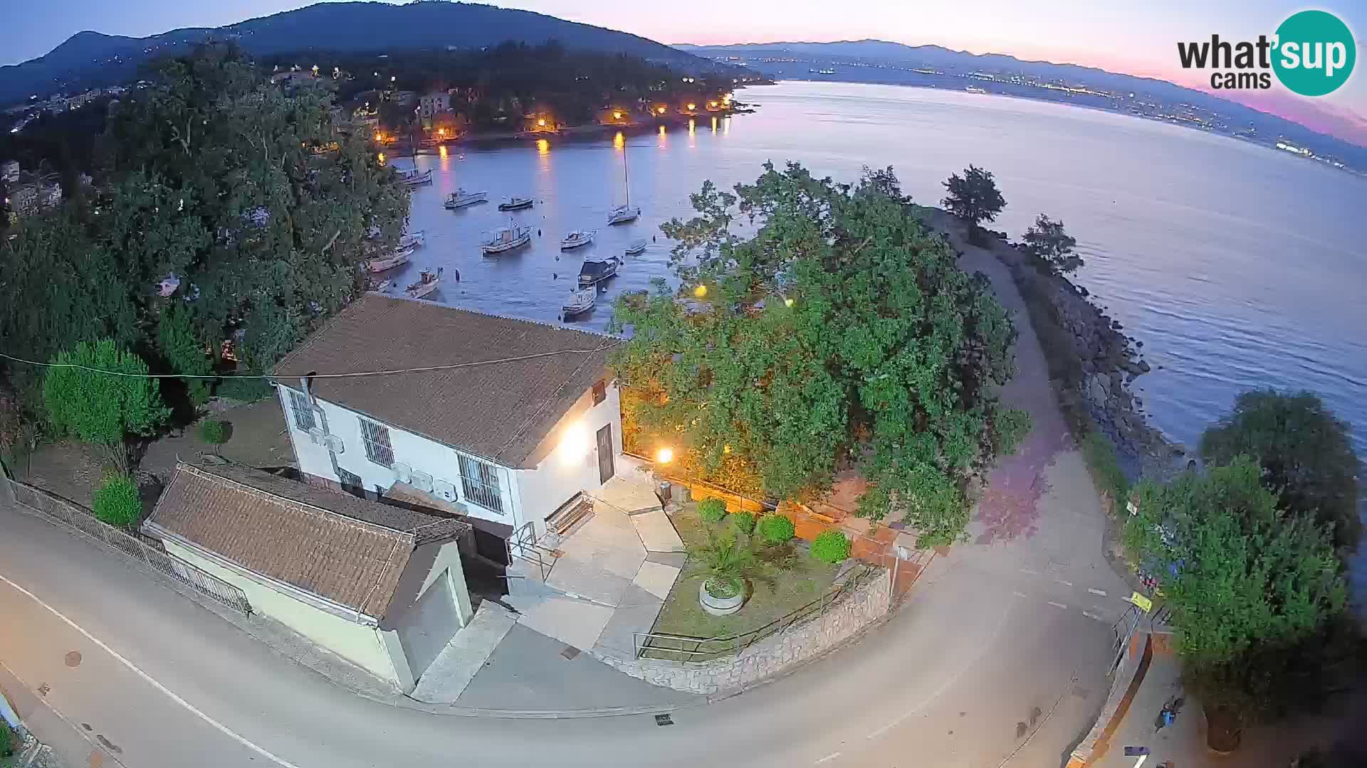 Spletna kamera pristanišče Ika – Pogled v živo na pristanišče in luči Opatije