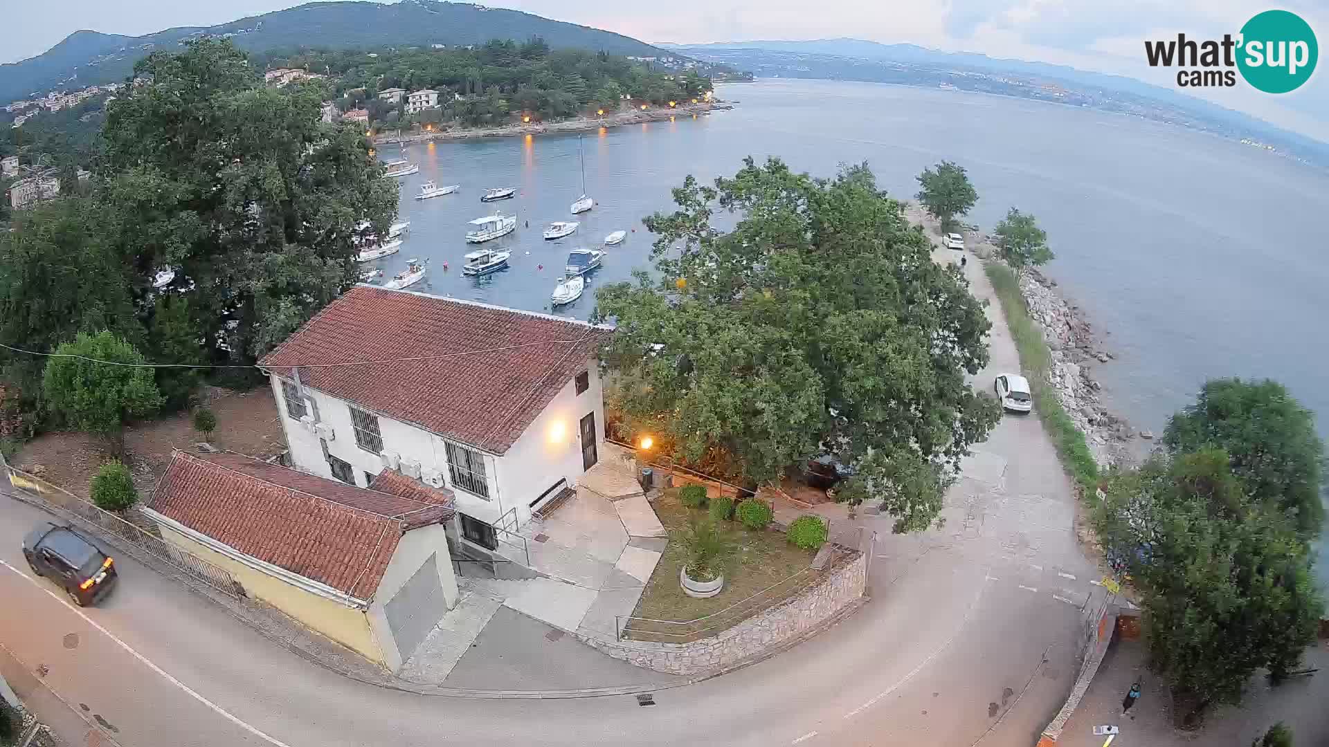 Web kamera luka Ika – Pogled uživo na luku i svjetla Opatije