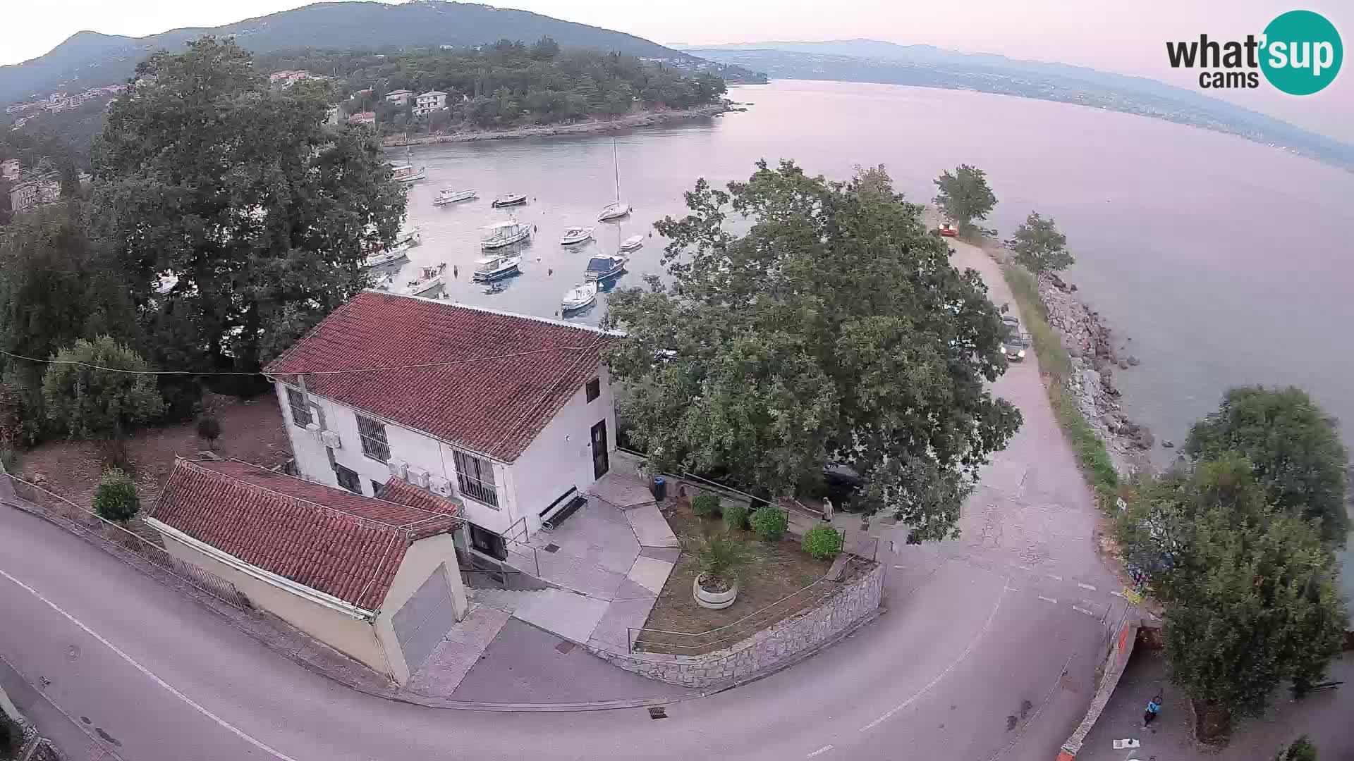 Spletna kamera pristanišče Ika – Pogled v živo na pristanišče in luči Opatije