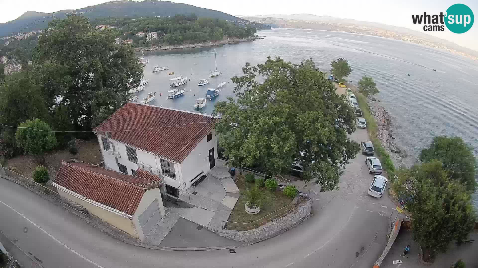 Spletna kamera pristanišče Ika – Pogled v živo na pristanišče in luči Opatije