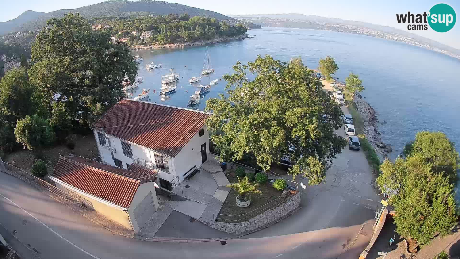 Spletna kamera pristanišče Ika – Pogled v živo na pristanišče in luči Opatije