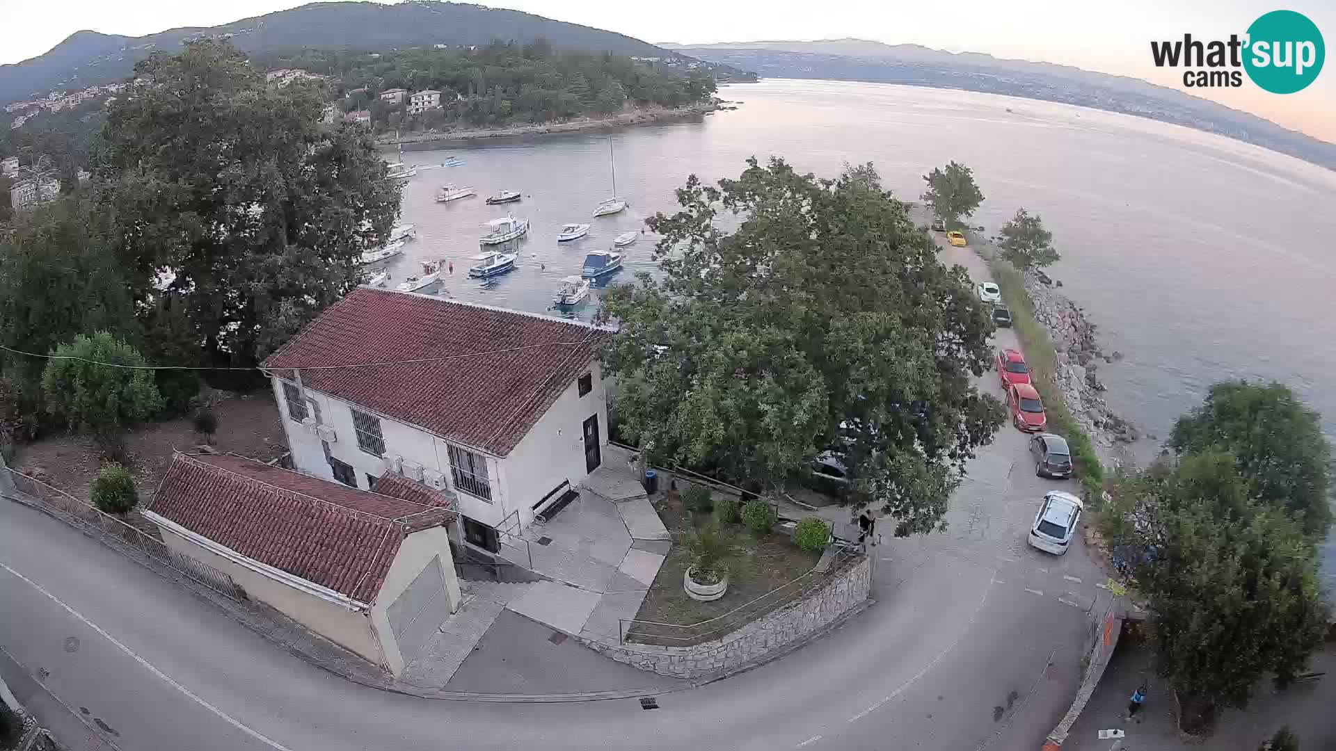Spletna kamera pristanišče Ika – Pogled v živo na pristanišče in luči Opatije