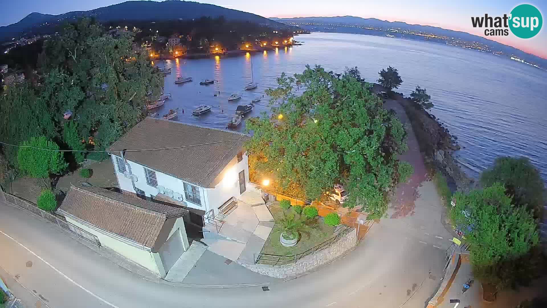 Spletna kamera pristanišče Ika – Pogled v živo na pristanišče in luči Opatije