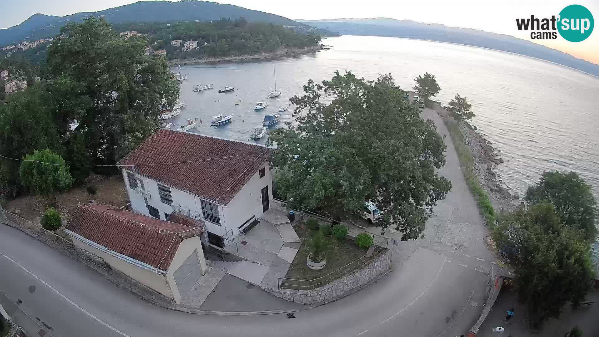 Spletna kamera pristanišče Ika – Pogled v živo na pristanišče in luči Opatije