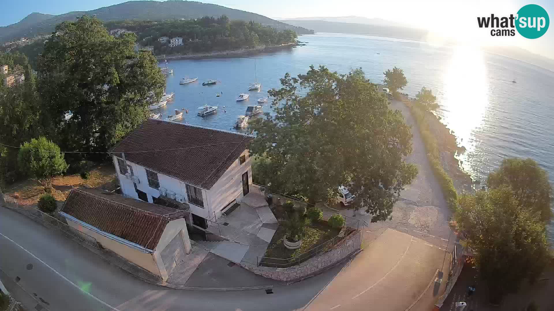 Web kamera luka Ika – Pogled uživo na luku i svjetla Opatije