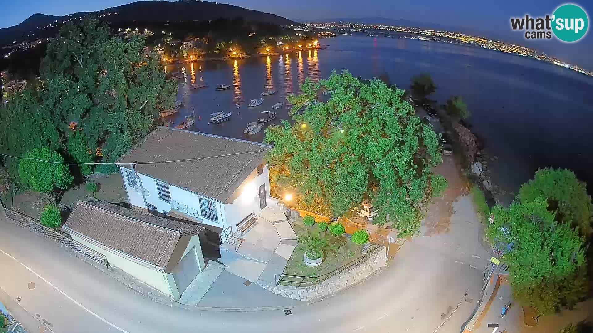 Spletna kamera pristanišče Ika – Pogled v živo na pristanišče in luči Opatije