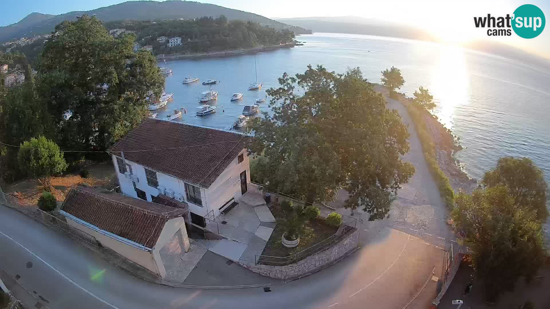 Spletna kamera pristanišče Ika – Pogled v živo na pristanišče in luči Opatije