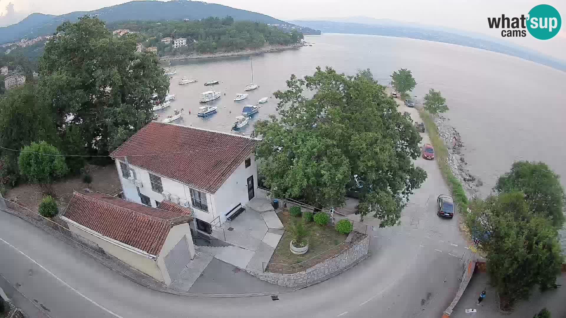 Spletna kamera pristanišče Ika – Pogled v živo na pristanišče in luči Opatije