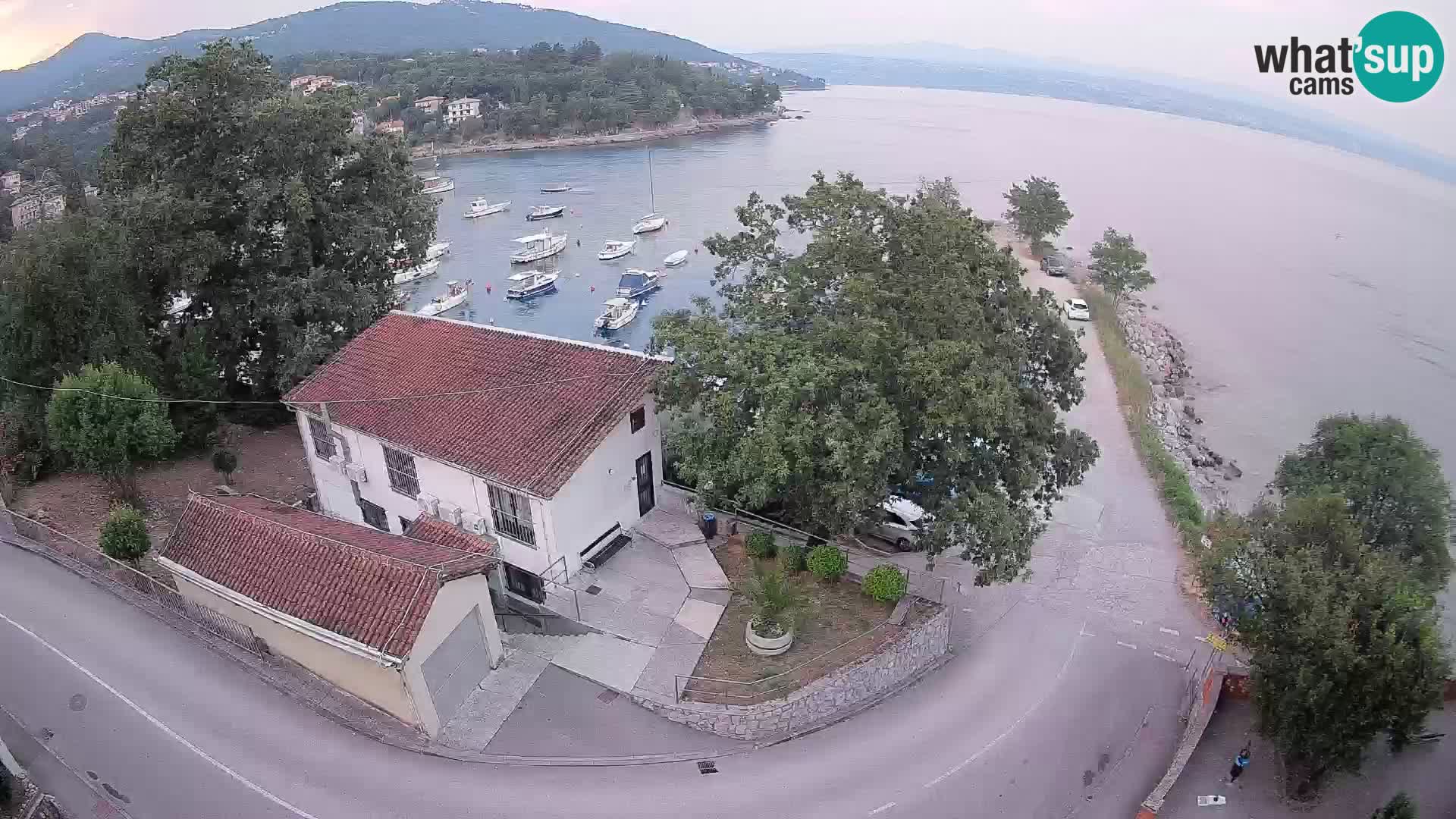 Spletna kamera pristanišče Ika – Pogled v živo na pristanišče in luči Opatije