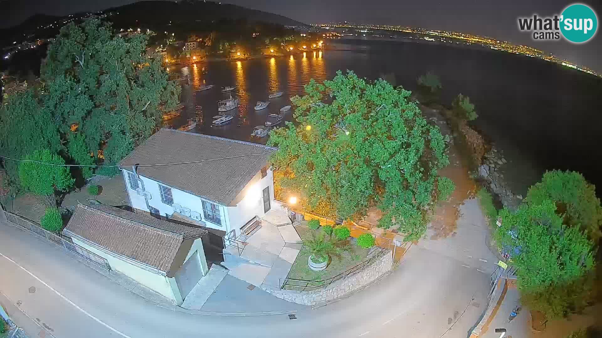 Spletna kamera pristanišče Ika – Pogled v živo na pristanišče in luči Opatije