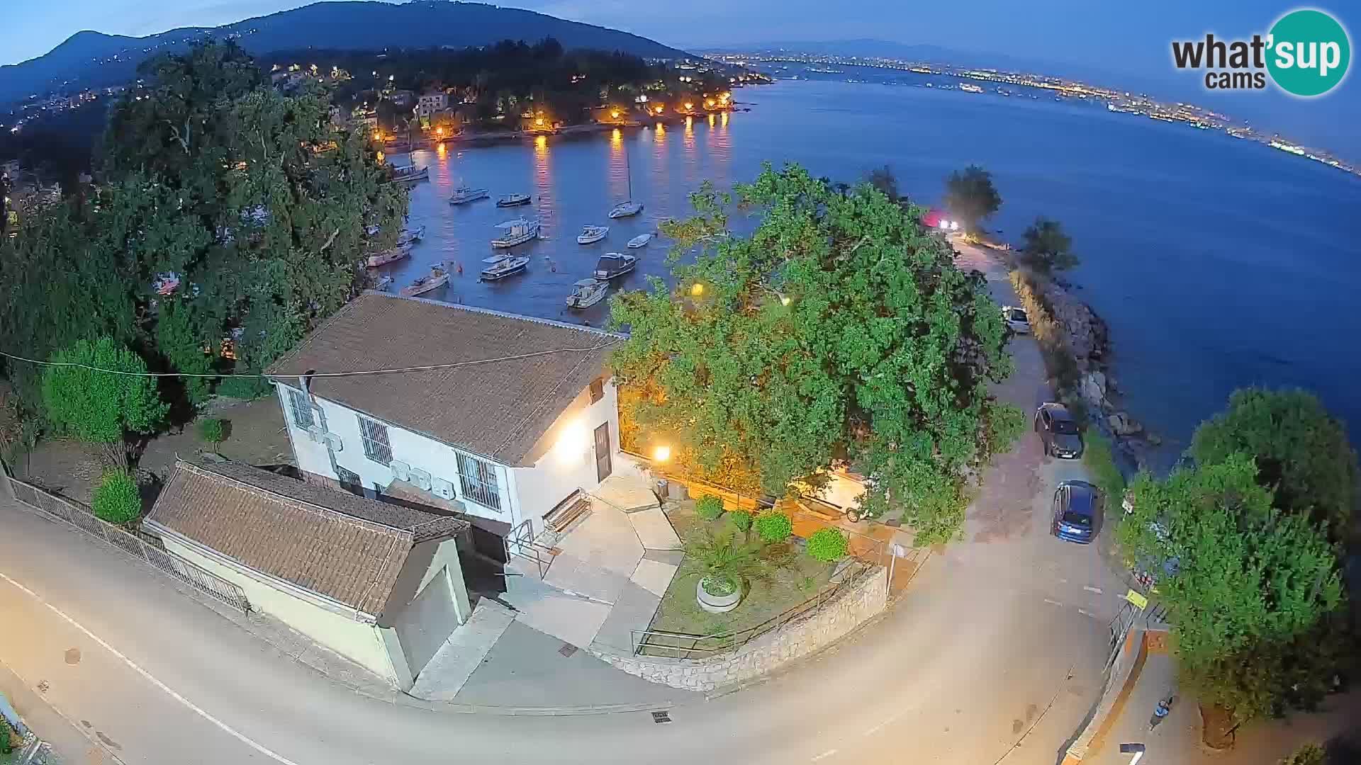 Spletna kamera pristanišče Ika – Pogled v živo na pristanišče in luči Opatije