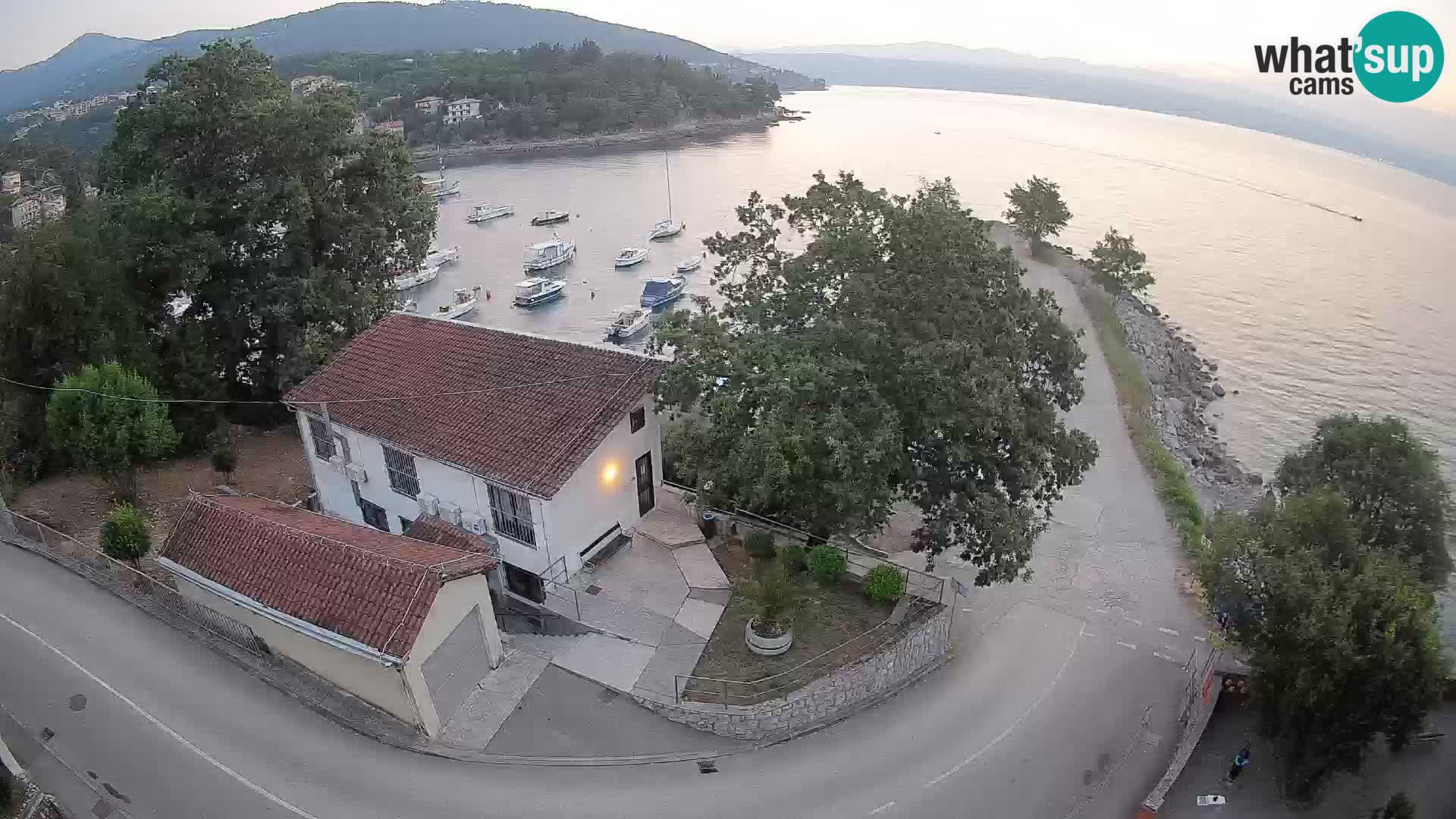 Spletna kamera pristanišče Ika – Pogled v živo na pristanišče in luči Opatije