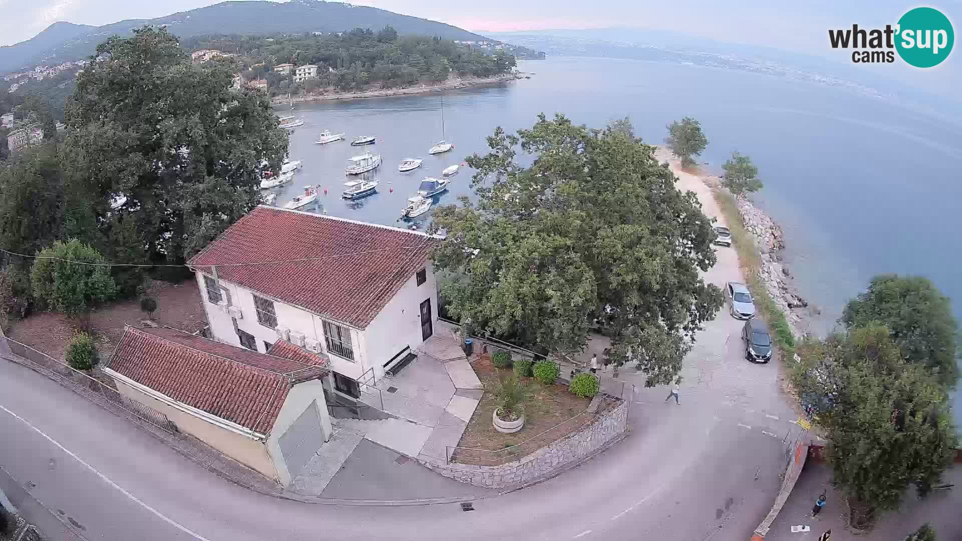 Spletna kamera pristanišče Ika – Pogled v živo na pristanišče in luči Opatije