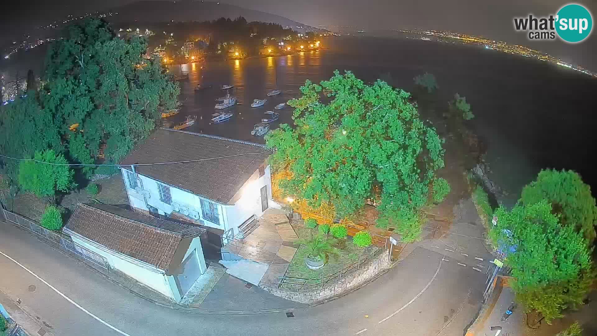 Spletna kamera pristanišče Ika – Pogled v živo na pristanišče in luči Opatije