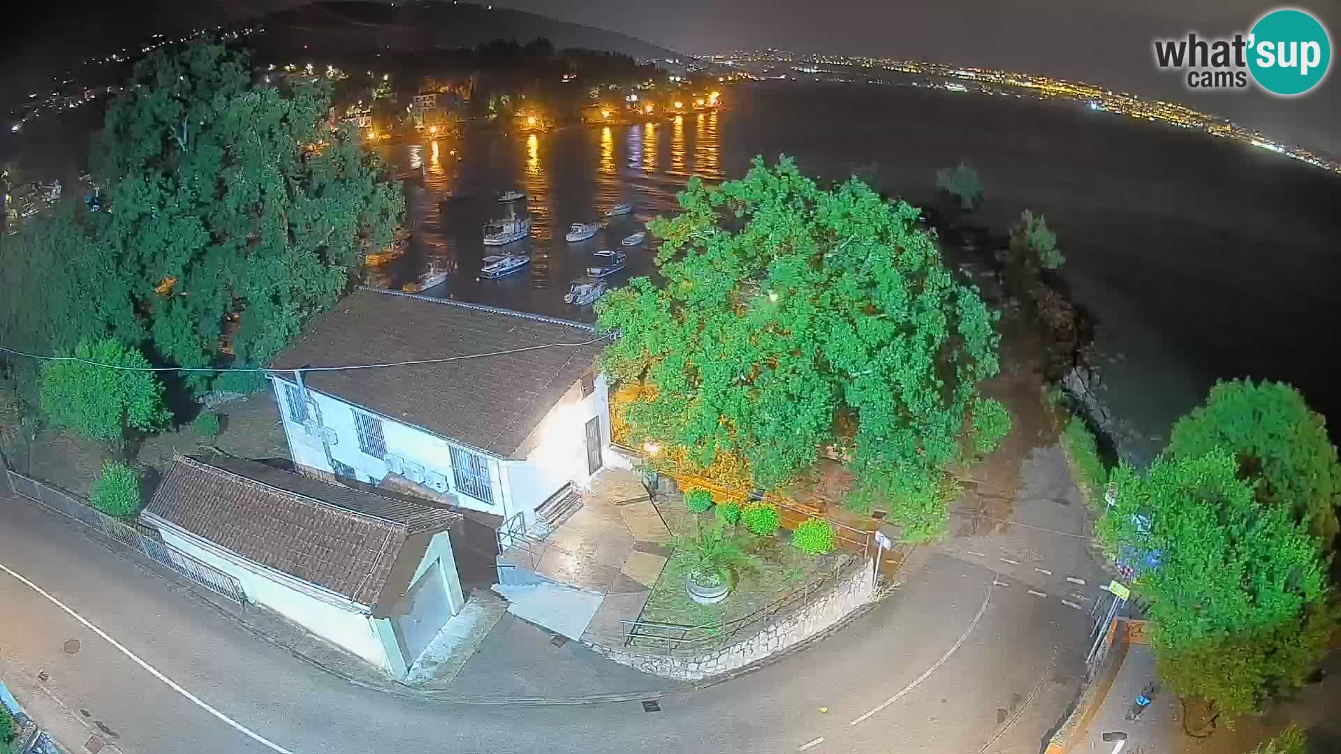 Spletna kamera pristanišče Ika – Pogled v živo na pristanišče in luči Opatije