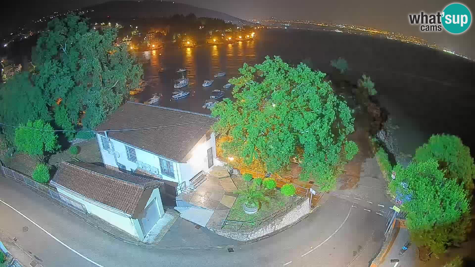 Web kamera luka Ika – Pogled uživo na luku i svjetla Opatije