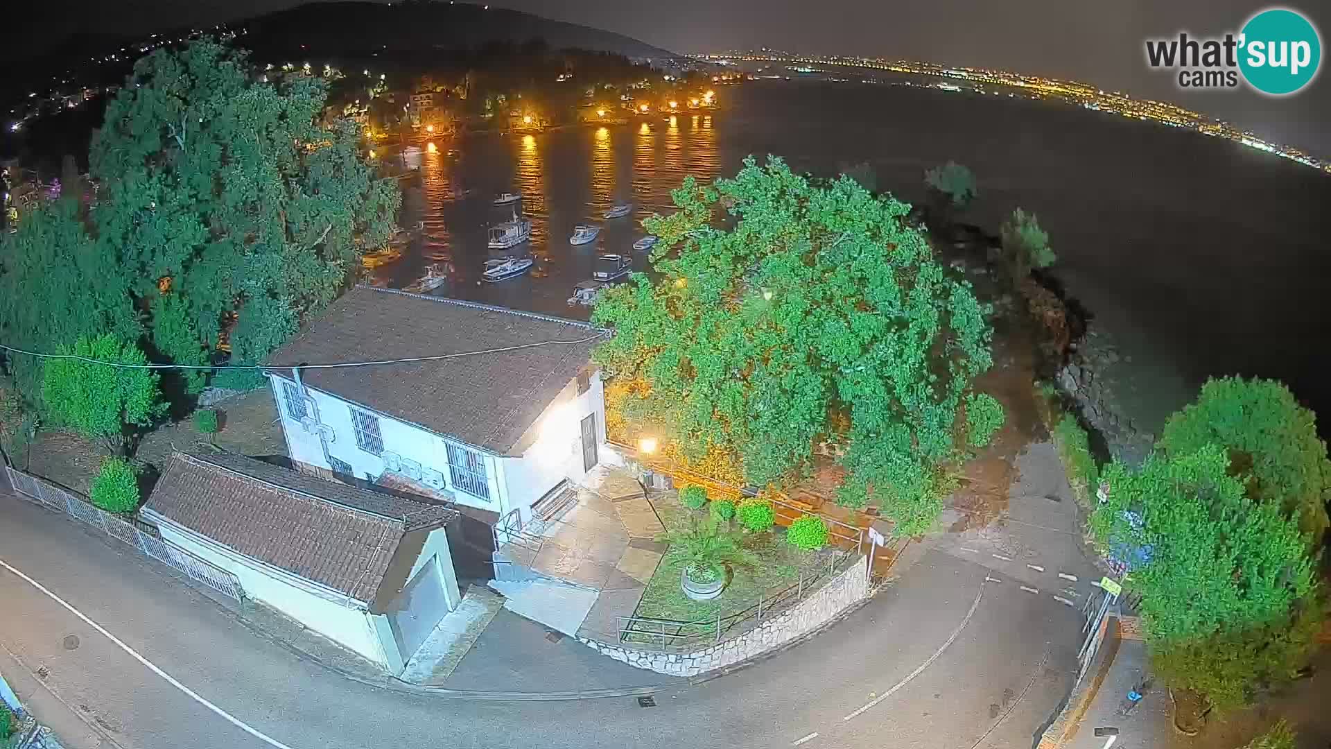 Spletna kamera pristanišče Ika – Pogled v živo na pristanišče in luči Opatije