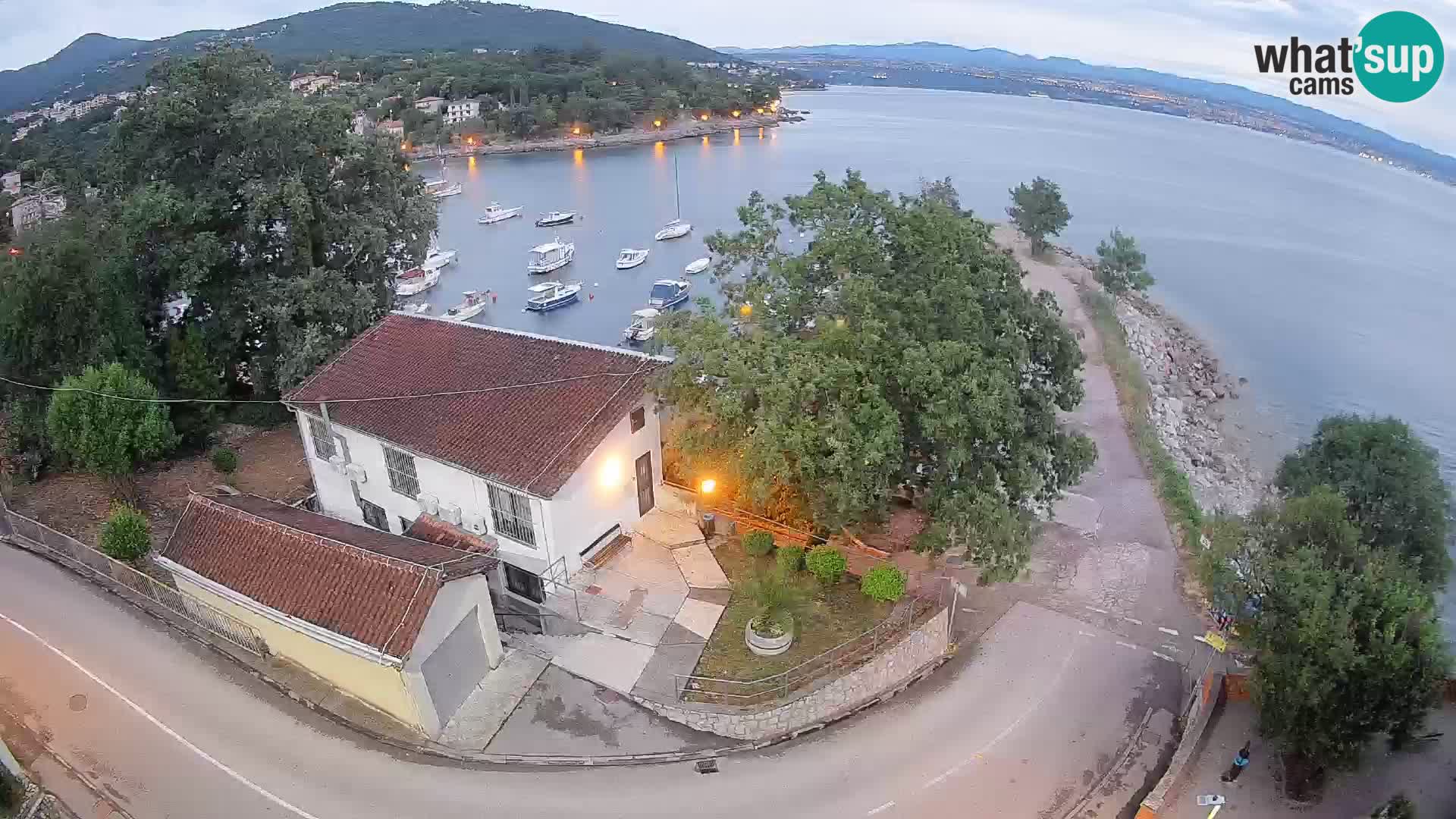 Web kamera luka Ika – Pogled uživo na luku i svjetla Opatije