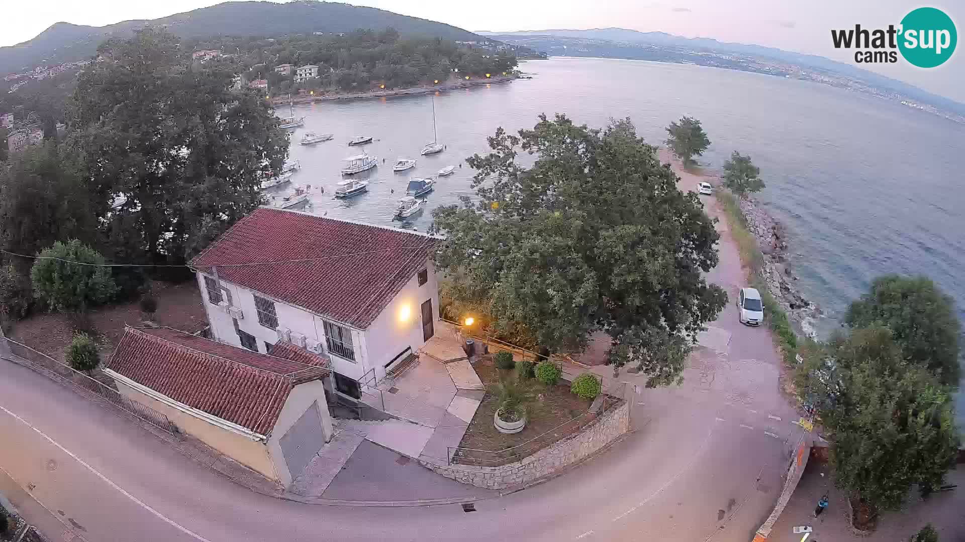 Web kamera luka Ika – Pogled uživo na luku i svjetla Opatije