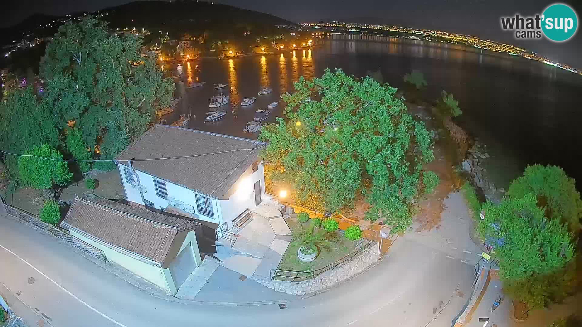 Spletna kamera pristanišče Ika – Pogled v živo na pristanišče in luči Opatije